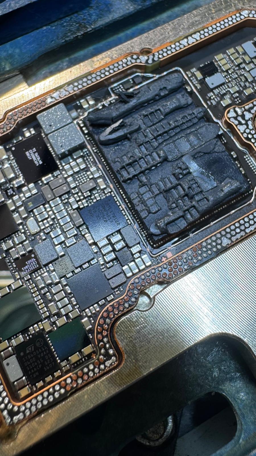 iPhone 16 Pro Pro Max A18 Pro işlemci sökülmüş anakart CPU bölgesi