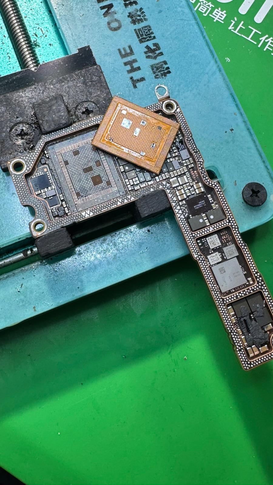 iPhone 16 Pro Max A18 Pro işlemci söküm işlemi gerçek anakart