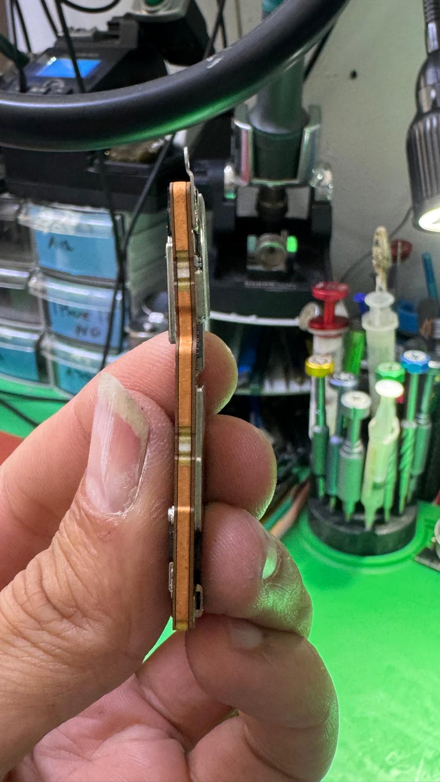 iPhone 16 Pro Max anakart katman ayırma yan görünüm