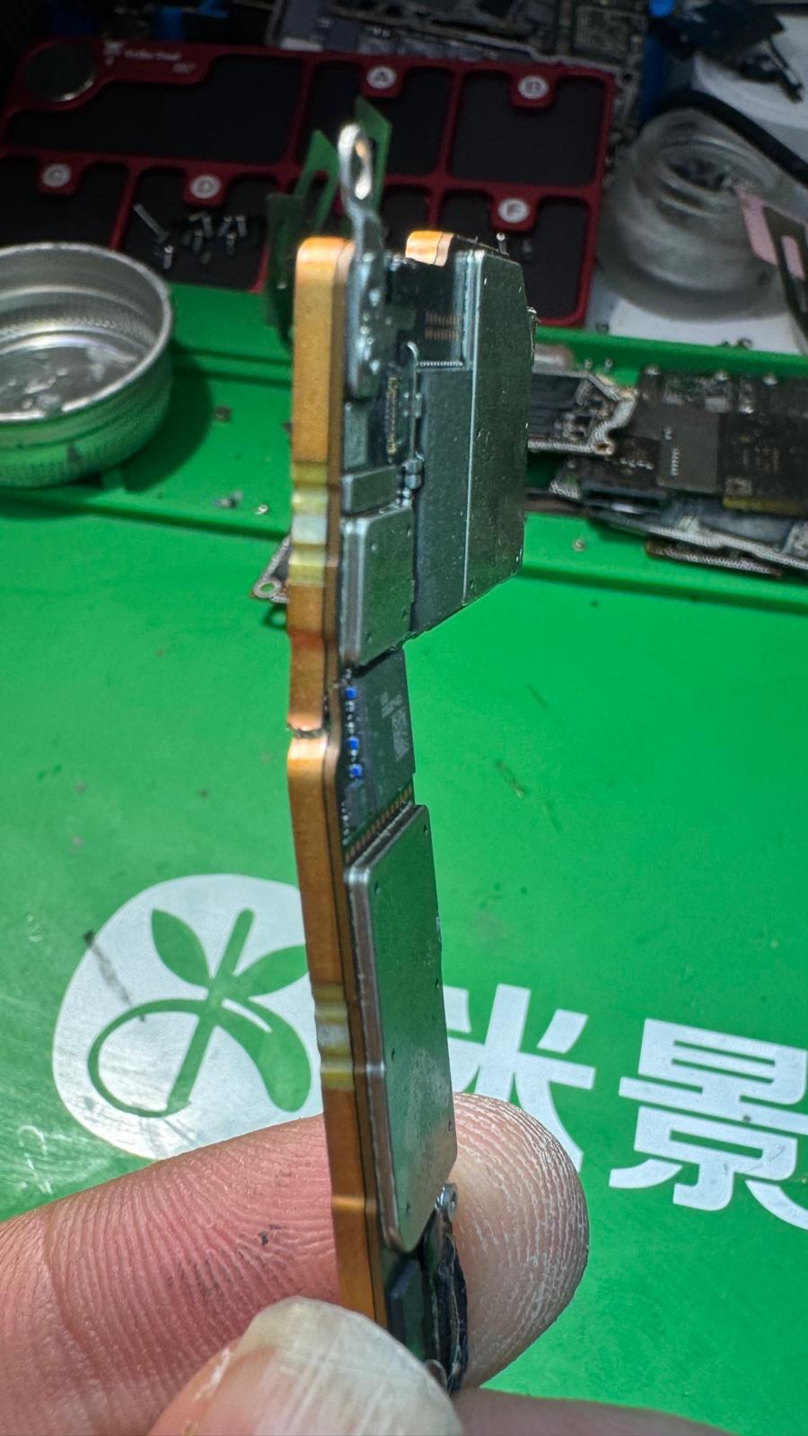 iPhone 16 Pro Max çift katmanlı sandwich anakart yan görünüm